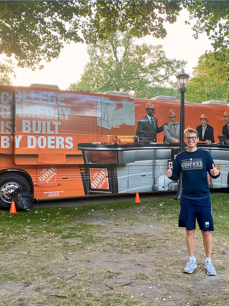 Simon 22 ND espn game day bus