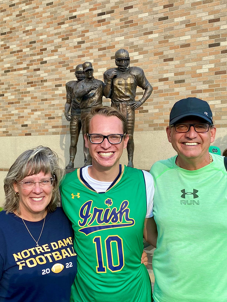 Simon 25 us 3 football stadium statue